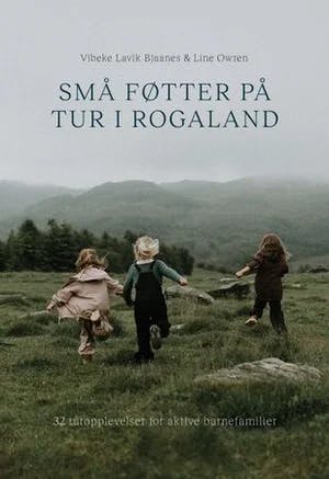 Omslag: "Små føtter på tur i Rogaland : 32 turopplevelser for aktive barnefamilier" av Vibeke Lavik Bjaanes