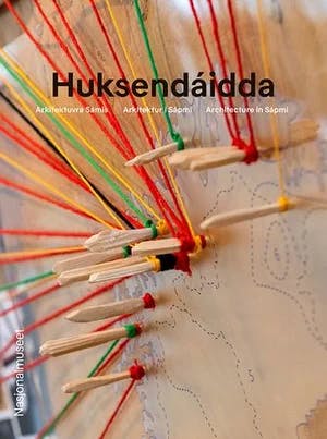 Omslag: "Huksendáidda : arkitektuvra Sámis = arkitektur i Sápmi = architecture in Sápmi" av Caroline Glicksman