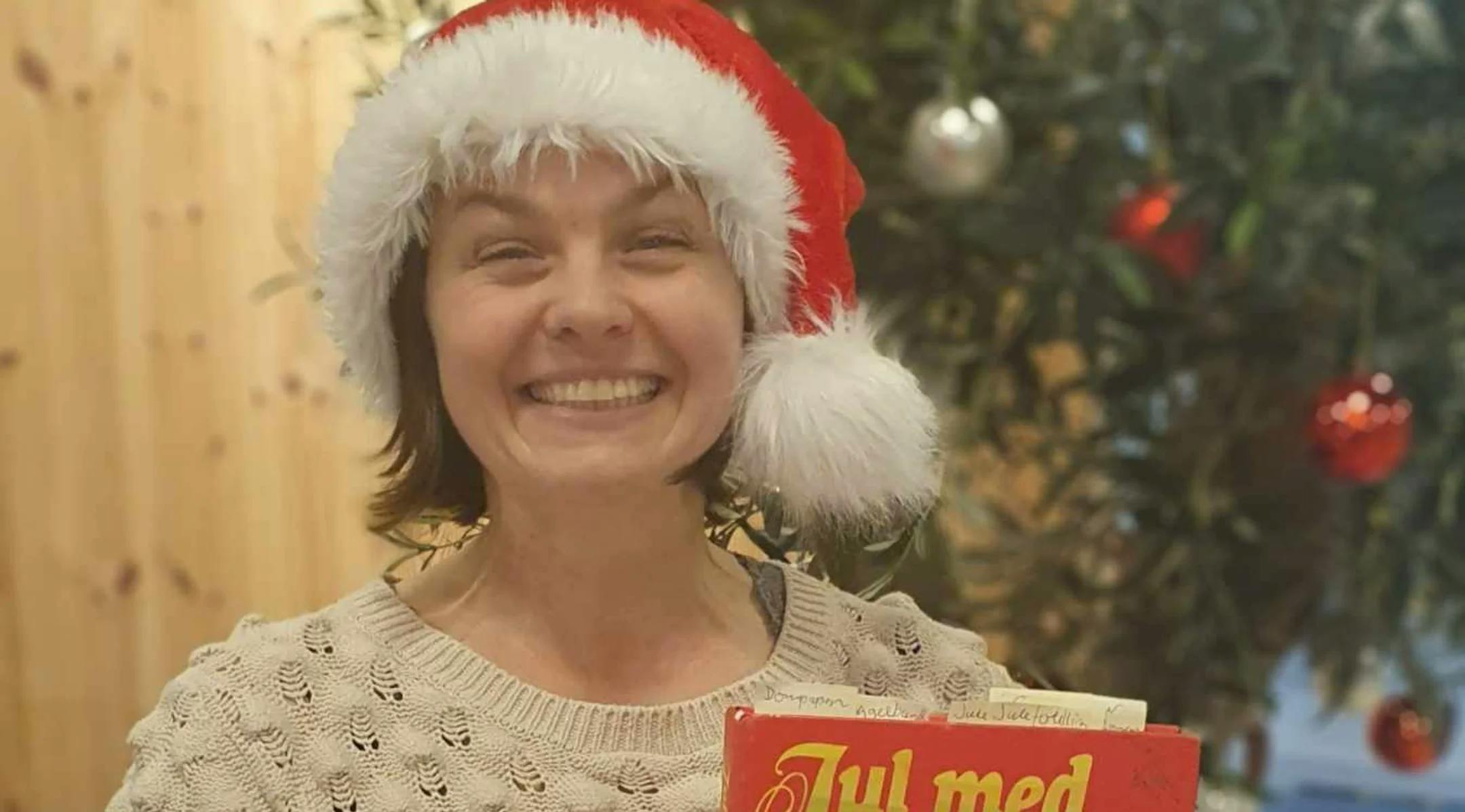 Bilde av Mari Nymoen med boka "Jul med Prøysen"