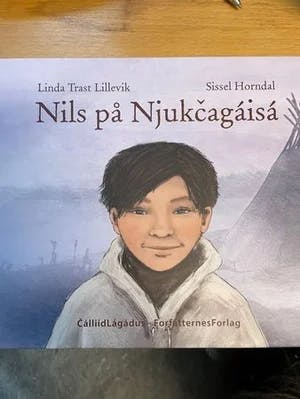 Omslag: "Nils på Njukčagáisá" av Linda Lillevik